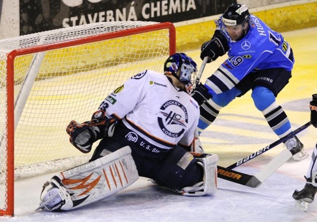 Martin Hujsa (Slovan) a brankár Košíc Július Hudáček.