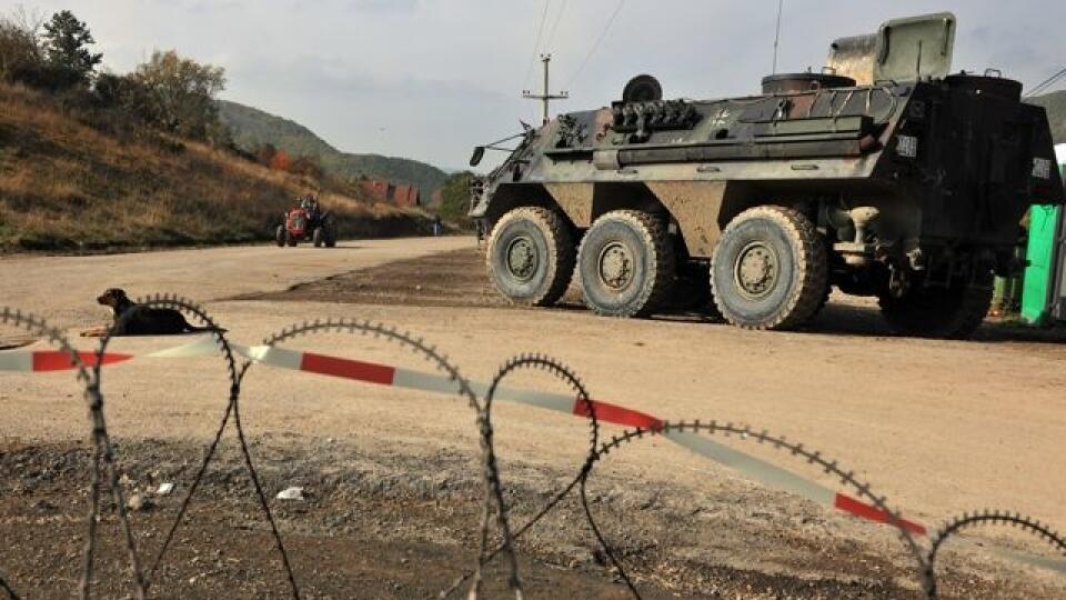JB 11 Zupce - NemeckÌ vojaci jednotiek NATO v Kosove hliadkuj˙ pri srbskej cestnej barik·de v dedine Zupce 26. oktÛbra 2011. KosovskÌ Srbi zaËali 27. oktÛbra 2011 s ËiastoËn˝m uvoæÚovanÌm cestn˝ch barik·d, ktorÈ doposiaæ znemoûÚovali pohyb a z·sobovanie medzin·rodn˝ch jednotiek NATO (KFOR) na nepokojnom severe Kosova. FOTO TASR/AP German troops serving in the NATO-led peacekeeping mission in Kosovo patrol near the Serb erected barricade in the village of Zupce on Wednesday, Oct. 26, 2011. Kosovo