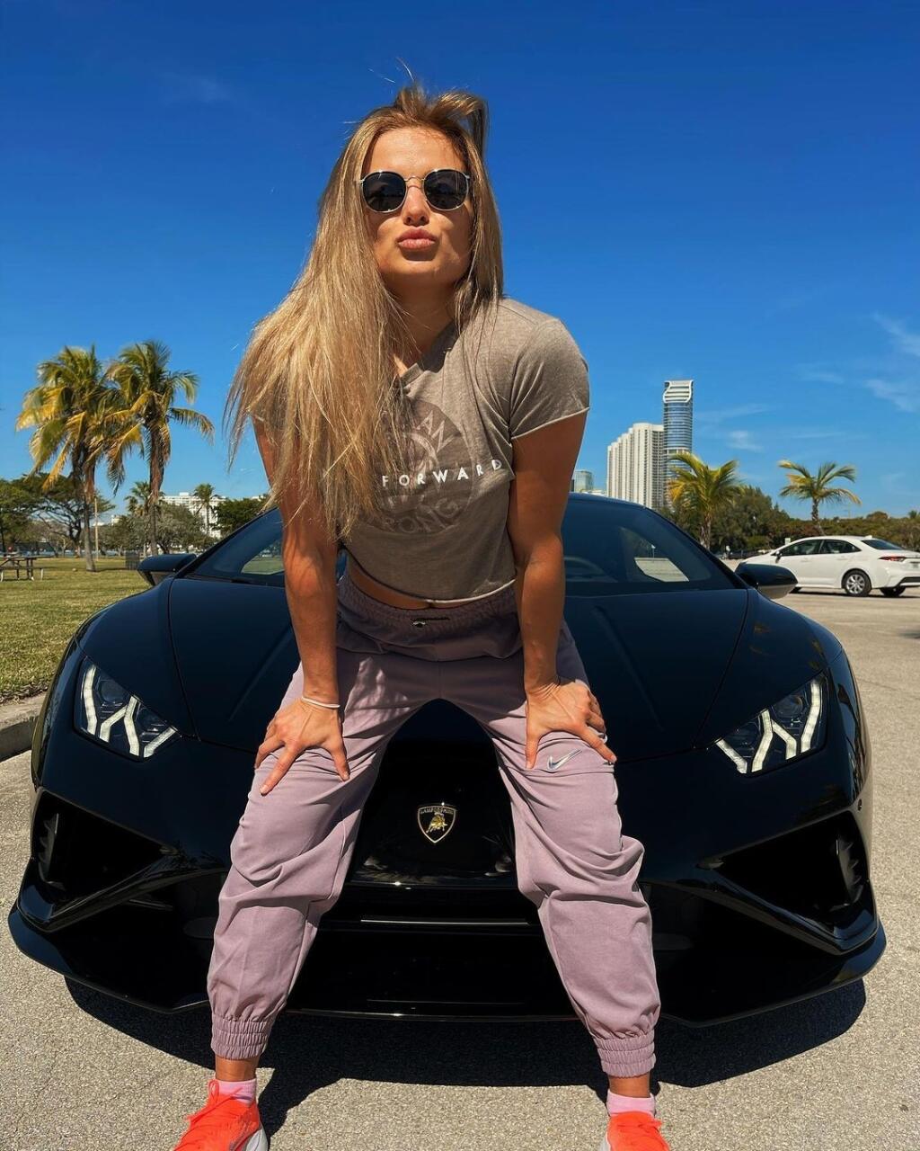 Sexi Ukrajinka Maryna Morozová sa rozhodla živiť aj inak ako päsťami v klietke.