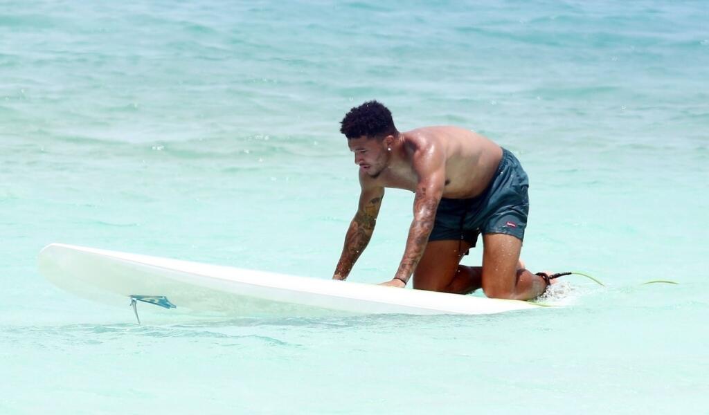 Jadon Sancho sa počas dovolenky učil udržať na paddleboarde.
