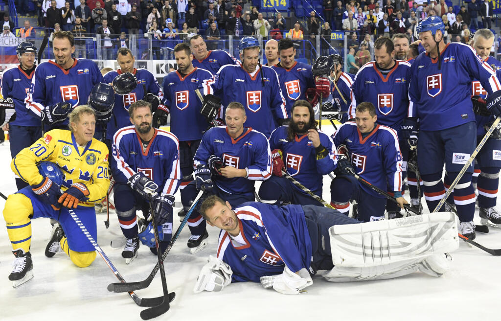 V exhibičnom zápase legiend zvíťazili hokejisti Slovenska nad Švédskom 11:7. Stretnutie v košickej Steel aréne bolo súčasťou osláv 90. rokov slovenského hokeja, pričom na ľade sa predstavilo viacero hráčov z pamätných MS 2002, na ktorých Slovensko získalo titul majstra sveta.
