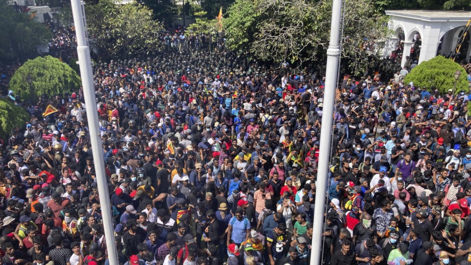 JB 26 Colombo - Protivládni demonštranti sa zhromažďujú pred oficiálnou rezidenciou srílanského premiéra Ranila Vikramasingheho počas protestu v Colombe 13. júla 2022. Demonštranti na krízou zmietanej Srí Lanke vtrhli v stredu do budovy úradu premiéra. Spravili tak po tom, čo z krajiny v noci ušiel prezident Gótábaja Rádžapakša, ktorý mal v stredu odstúpiť z úradu. TASR o tom informuje na základe správ agentúr AP a AFP. Demonštranti požadujú, aby premiér Ranil Vikramasinghe i prezident Rádžapakš