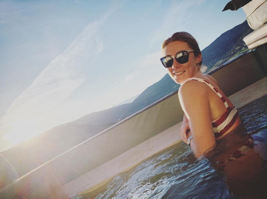 Mikaela Shiffrinová po smrti otca nedovolenkovala v exotickej destinácii ako každý rok. Fanúšikov pozdravila aspoň z výrivky.
