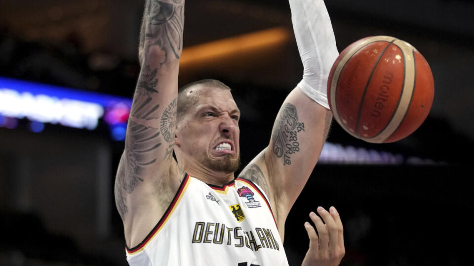 Na archívnej snímke nemecký basketbalista Daniel Theis.