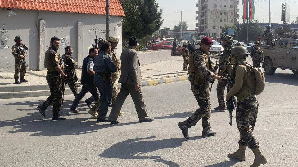 WA 8 Kábul - Príslušníci bezpečnostných zložiek sú na mieste, kde vybuchla nálož, ktorá zasiahla konvoj afganského viceprezidenta a veterána bojov proti militantnému hnutiu Taliban Amrulláha Sáliha v Kábule v stredu ráno 9. septembra 2020. Vyviazol bez zranení, o život však prišli štyria ľudia a 16 ďalších utrpelo zranenia. K útoku došlo v metropole Kábul. Podľa agentúry Reuters explodovala nálož nastražená pri ceste, avšak podľa agentúry AFP nálož odpálil samovražedný útočník. Tento teroristick