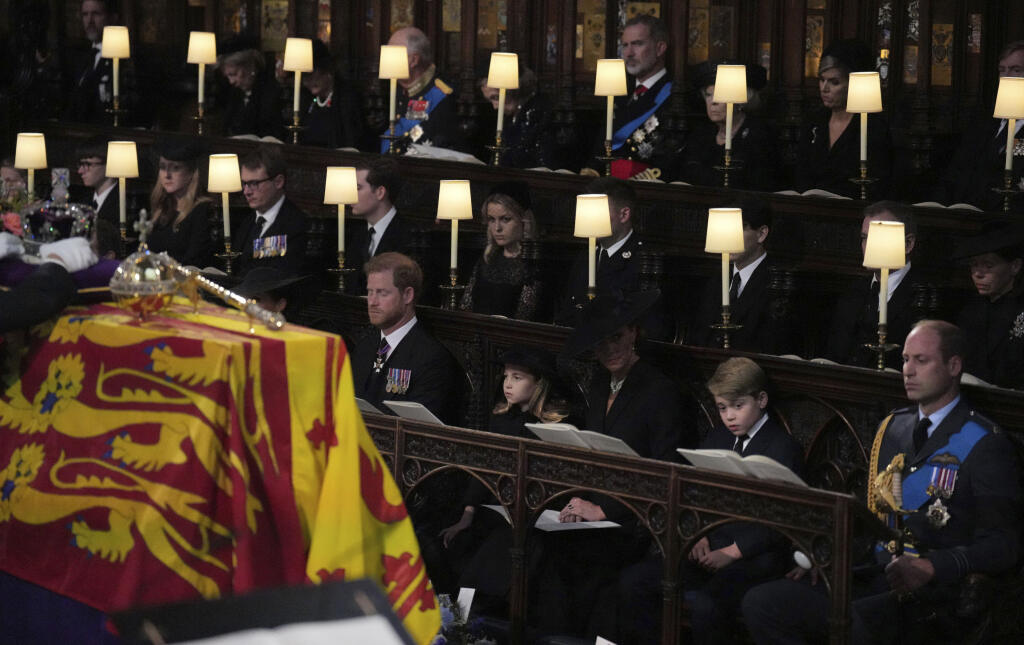 KK42 Windsor - Na snímke zľava britský princ Harry, princezná Charlotte, Kate, britská princezná z Walesu, britský princ George a britský princ William počas obradu rozžehnania sa s telom britskej kráľovnej Alžbety II. v Kaplnke svätého Juraja na hrade Windsor v pondelok 19. septembra 2022. Obrad rozžehnania sa s telom kráľovnej Alžbety II. sa uskutočnil o 17.00 h SELČ vo windsorskej Kaplnke sv. Juraja. Tam panovníčku v rámci súkromného obradu o 20.30 h SELČ aj pochovajú po boku jej manžela prin