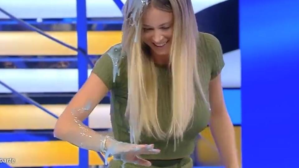 Z talianskej moderátorky si vystrelili v televíznej relácii. Najskôr na ňu vyliali modrú tekutinu, a keď sa chcela brániť, skončila na zemi. Dilette vystrelili nohy do vzduchu a aby toho nebolo málo, v krátkej sukničke ukázala, čo skrýva pod ňou.