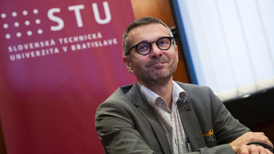 Na snímke dekan Fakulty informatiky a informačných technológií (FIIT) Slovenskej technickej univerzity (STU) Ivan Kotuliak počas tlačovej konferencie k riešeniu situácie na FIIT STU v Bratislave 14. januára 2020. FOTO TASR - Jaroslav Novák