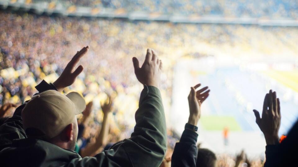 Futbaloví fanúšikovia na štadióne