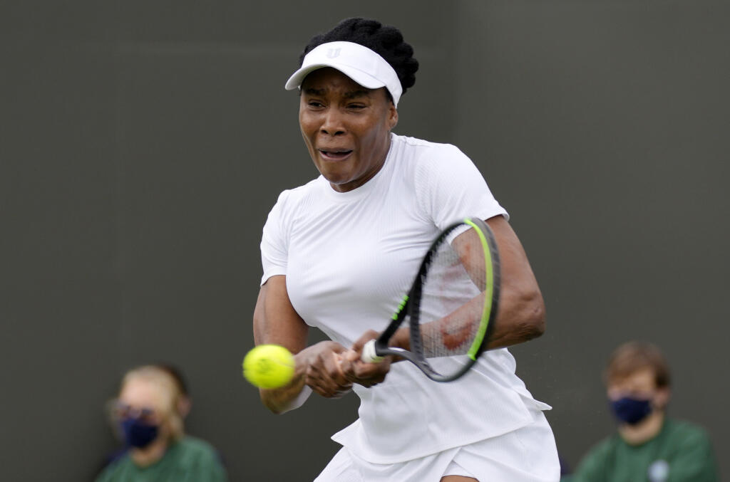 JB 26 Londýn - Americká tenistka Venus Williamsová odvracia lotpičku Rumunke Mihaele Buzarnescuovej v 1.kole dvojhry na grandslamovom tenisovom turnaji Wimbledon v Londýne 29. júna 2021. FOTO TASR/AP
Venus Williams of the US plays a return to Romania's Mihaela Buzarnescu during the women's singles first round match on day two of the Wimbledon Tennis Championships in London, Tuesday June 29, 2021. (AP Photo/Kirsty Wigglesworth)