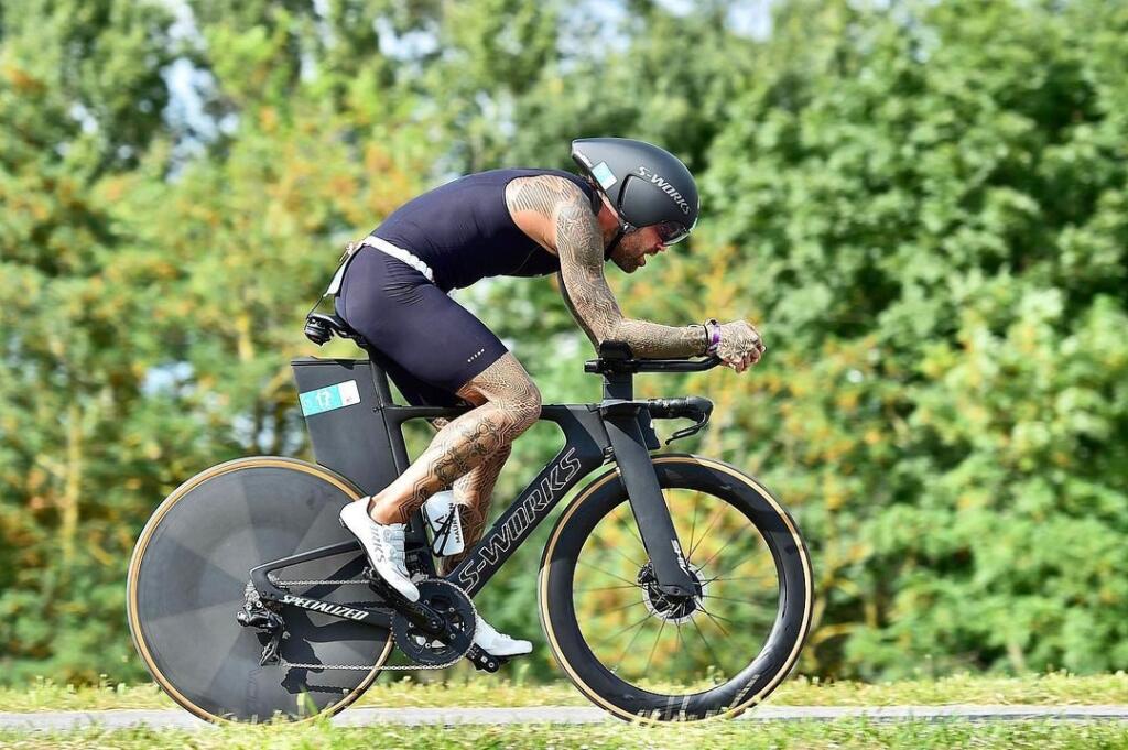 „Bavilo ma behať a bicyklovať, potom som skočil do vody a bol z toho triatlon. Ale hlavný dôvod, pre ktorý som sa doň zamiloval, je ten, že je slobodný a môžem ho robiť kde chcem, s kým chcem a kedy chcem,“ povedal bývalý futbalista na margo jeho vzťahu k triatlonu.
