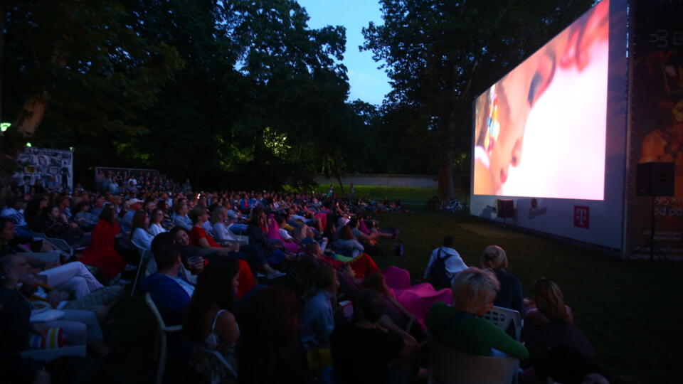 Letné kino na Magio pláži otvoril dokument Whitney: Exkluzívnu premiéru si užili davy ľudí.