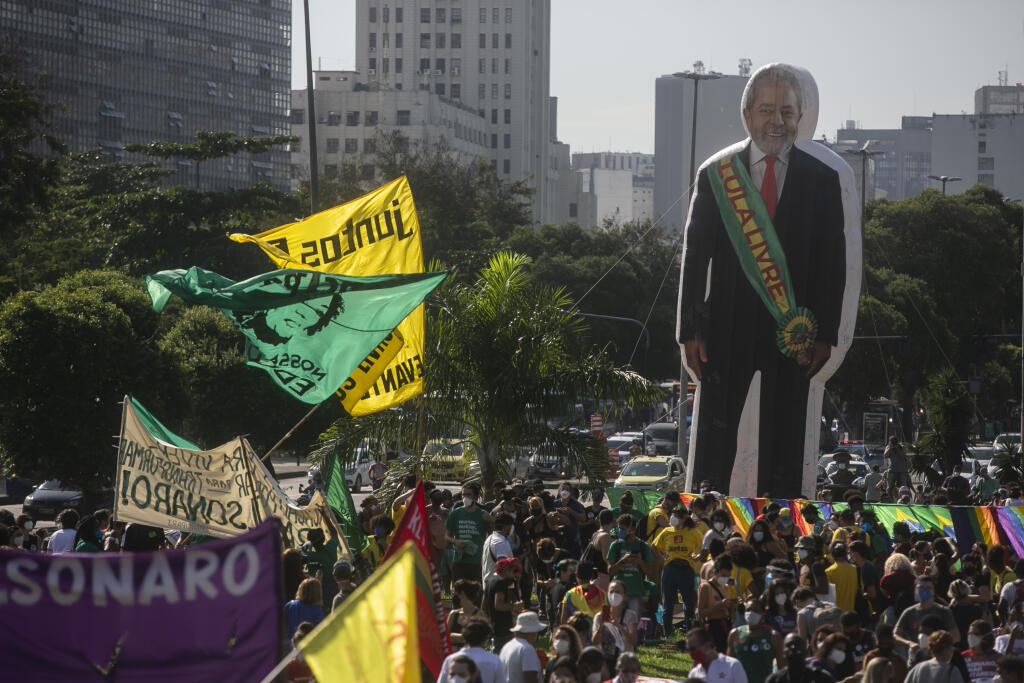 WA 16 Rio de Janeiro - Ľudia držia papierovú maketu s podobizňou bývalého brazílskeho prezidenta Luiza Inácia Lulu da Silvu počas protestu proti terajšiemu brazílskemu prezidentovi Jairovi Bolsonarovi a najmä jeho chaotickému postupu, pokiaľ ide o pandémiu koronavírusu, ktorá si v krajine vyžiadala viac než 461.000 životov v Riu de Janeiro v sobotu 29. mája 2021.FOTO TASR/AP

A giant cutout depicting former President Luiz Inacio Lula da Silva towers over demonstrators during a protest against th