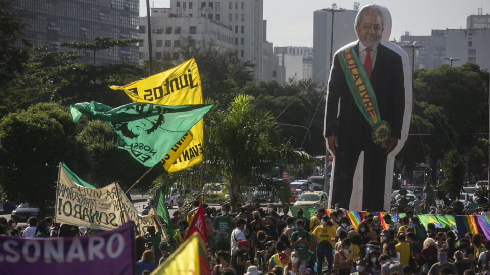 WA 16 Rio de Janeiro - Ľudia držia papierovú maketu s podobizňou bývalého brazílskeho prezidenta Luiza Inácia Lulu da Silvu počas protestu proti terajšiemu brazílskemu prezidentovi Jairovi Bolsonarovi a najmä jeho chaotickému postupu, pokiaľ ide o pandémiu koronavírusu, ktorá si v krajine vyžiadala viac než 461.000 životov v Riu de Janeiro v sobotu 29. mája 2021.FOTO TASR/AP
A giant cutout depicting former President Luiz Inacio Lula da Silva towers over demonstrators during a protest against th