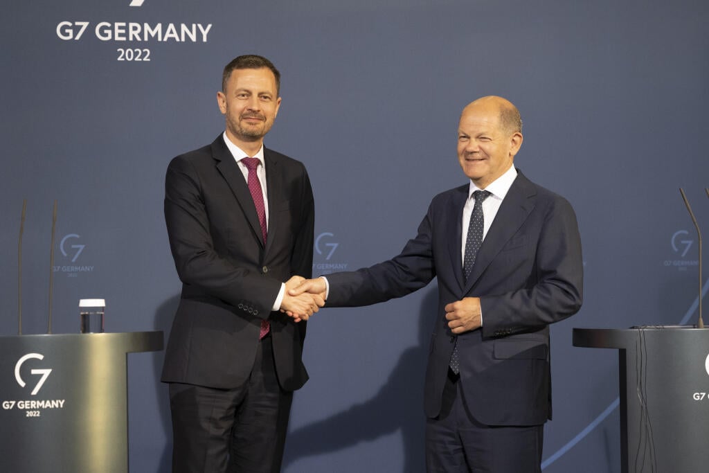Na snímke vpravo nemecký kancelár Olaf Scholz a vľavo predseda vlády SR Eduard Heger po tlačovej konferencii na záver ich stretnutia v Úrade spolkového kancelára 13. júna 2022 v Berlíne. FOTO TASR - Pavel Neubauer




