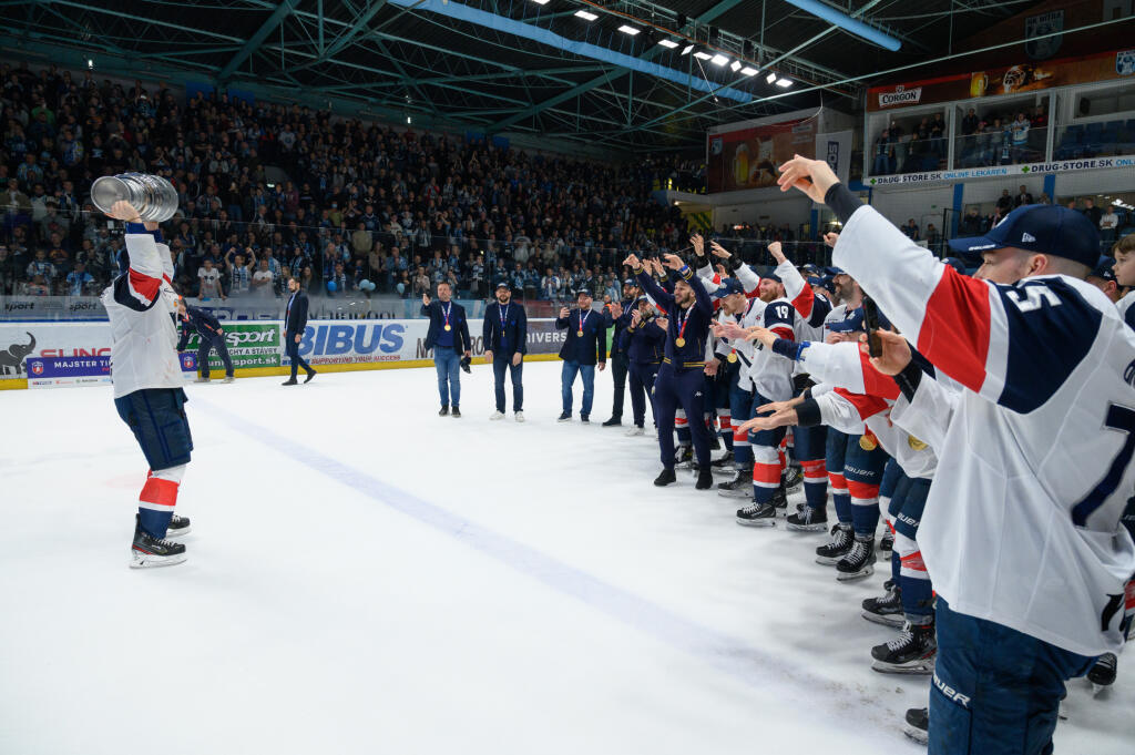 Hokejisti Slovana Bratislava zvíťazili v šiestom zápase finále Kaufland play off Tipos extraligy 2021/2022 a získali titul majstra SR. V nedeľu 1. mája 2022 triumfovali na ľade HK Nitra 5:2 a celú sériu vyhrali 4:2 na zápasy. Na snímke radosť po zisku titulu. FOTO TASR - Henrich Mišovič