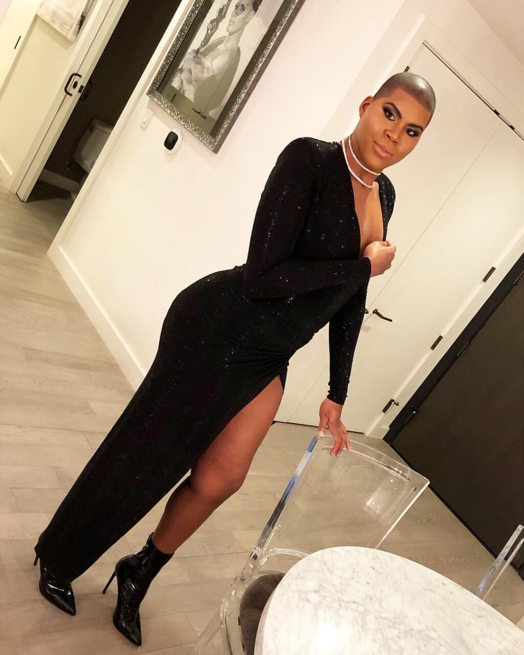 EJ Johnson sa oblieka ako žena a podporuje ho v tom celá rodina.