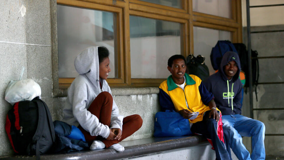 Zahraničie: Utečenci v Taliansku. Reportáž z rakúsko - talianských hraníc, kde sa hromadia davy utečencov z Pakistanu, Lýbie, Eritrei či Sudánu. Krajiny európske únie posilnili kontroly na hraniciach a bránia utečencom vo vstupe na svoje územie. Mestá Bolzano a hraničné Brennero sú pre mnohých poslednou zastávkou na území Talianska. Do Rakúska sa nedostanú a preto sa tu končí aj ich cesta za vysívaným životom na západe.