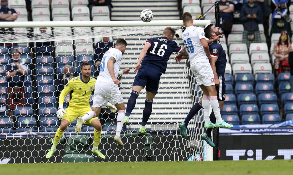 KK38 Glasgow - Český futbalista Patrik Schick (druhý vpravo) dáva hlavičkou gól počas zápasu základnej D-skupiny Škótsko - Česká republika na ME vo futbale 14. júna 2021 v Glasgowe. FOTO TASR/AP
Czech Republic's Patrik Schick, second right, heads the ball to score his team's first goal during the Euro 2020 soccer championship group D match between Scotland and the Czech Republic at Hampden Park in Glasgow, Scotland, Monday, June 14, 2021. (AP Photo/Robert Perry, Pool)