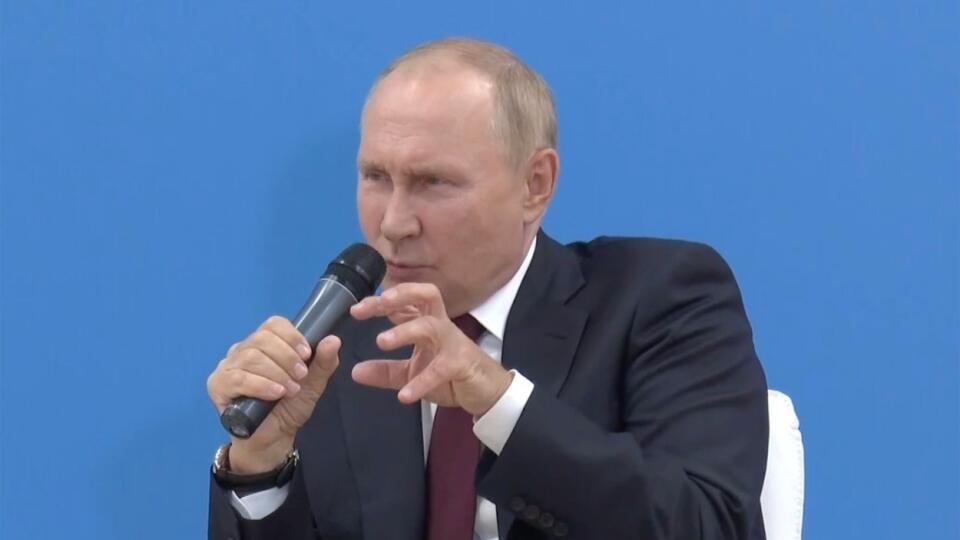 Putin pred študentmi vyhlásil, že musia tvrdo pracovať, aby to niekam dotiahli, a dokonca zažartoval o