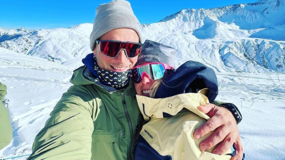 Svoj vzťah oficiálne oznámili na Instagrame Veroniky, kde zverejnili fotku v prostredí, ktoré im je blízke. Na príspevku sa zamilovane usmievajú v zasnežených horách a popis svedčí za všetko.