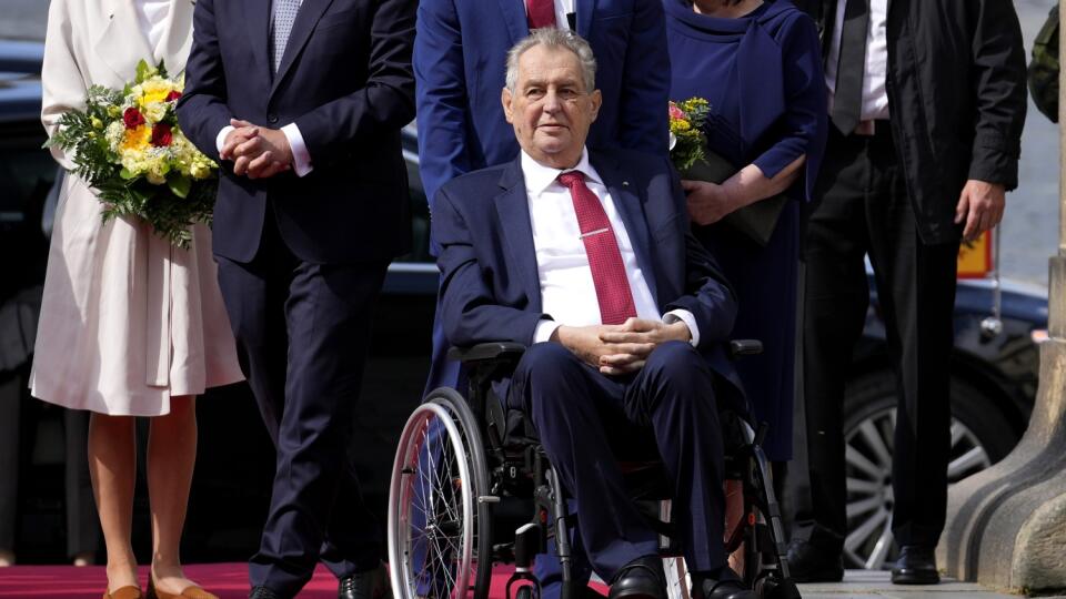 WA 27 archív Praha - Na archívnej snímke z 26. augusta 2021český prezident Miloš Zeman víta nemeckého prezidenta Franka-Waltera Steinmeiera na Pražskom hrade. Českého prezidenta prepustili z Ústrednej vojenskej nemocnice v Prahe v stredu 22. septembra 2021. Zemana hospitalizovali ešte 4. septembra. Prezidentský palác uviedol ako dôvod pravidelnú lekársku prehliadku. Česká hlava štatu sa podrobila v úvodných dňoch CT vyšetreniam, sonografii či krvným testom, ktoré nepreukázali žiadne život ohrozu