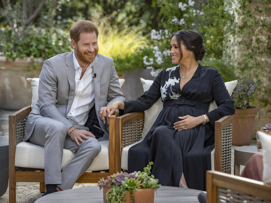 WA 3 - Britský princ Harry (vľavo) a jeho americká manželka Meghan Markleová počas rozhovoru s americkou moderátorkou Oprah Winfreyovou, ktorý v USA odvysielali v nedeľu večer 7. marca 2021. Harry a Meghan poskytli Winfreyovej napäto očakávané interview po tom, ako vo februári oznámili, že sa definitívne nevrátia k plneniu svojich povinností členov britskej kráľovskej rodiny. FOTO TASR/AP
This image provided by Harpo Productions shows Prince Harry, left, and Meghan, Duchess of Sussex, speaking