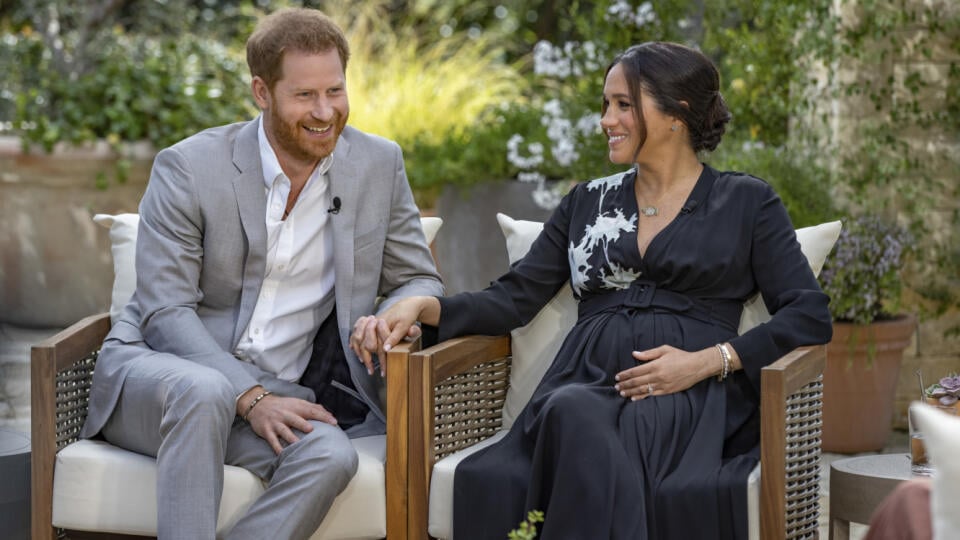 WA 3 - Britský princ Harry (vľavo) a jeho americká manželka Meghan Markleová počas rozhovoru s americkou moderátorkou Oprah Winfreyovou, ktorý v USA odvysielali v nedeľu večer 7. marca 2021. Harry a Meghan poskytli Winfreyovej napäto očakávané interview po tom, ako vo februári oznámili, že sa definitívne nevrátia k plneniu svojich povinností členov britskej kráľovskej rodiny. FOTO TASR/AP
This image provided by Harpo Productions shows Prince Harry, left, and Meghan, Duchess of Sussex, speaking