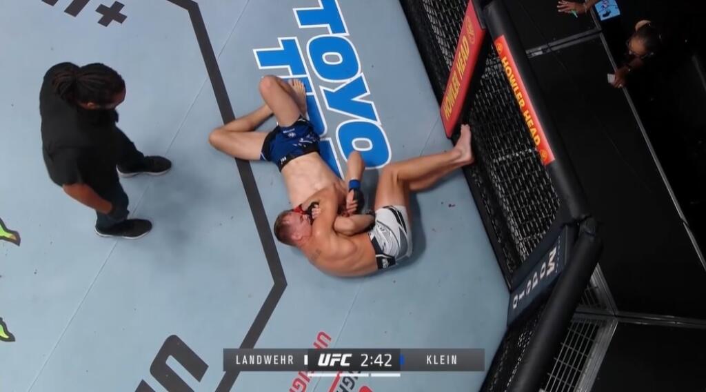 Slovenský zápasník MMA Ľudovít Klein prehral v noci na nedeľu duel perovej váhy v rámci UFC Fight Night 195 s Američanom Nateom Landwehrom v 3. kole na submisiu.