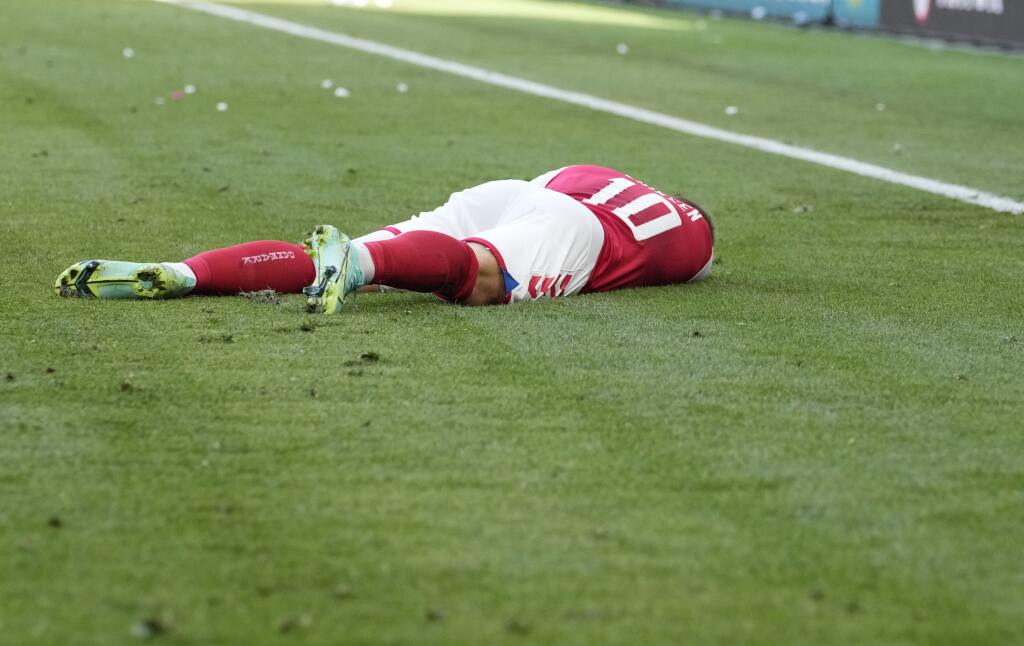 Dánsky futbalista Christian Eriksen, ktorý skolaboval počas zápasu základnej B-skupiny Dánsko - Fínsko na európskom šampionáte v Kodani v sobotu 12. júna 2021.