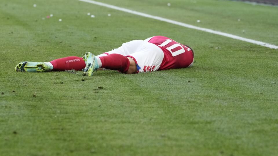 WA 90 Kodaň - Dánsky futbalista Christian Eriksen, ktorý skolaboval počas zápasu základnej B-skupiny Dánsko - Fínsko na európskom šampionáte v Kodani v sobotu 12. júna 2021. FOTO TASR/AP
Denmark's Christian Eriksen lies on the pitch after collapsing during the Euro 2020 soccer championship group B match between Denmark and Finland at Parken stadium in Copenhagen, Saturday, June 12, 2021. (AP Photo/Martin Meissner, Pool)