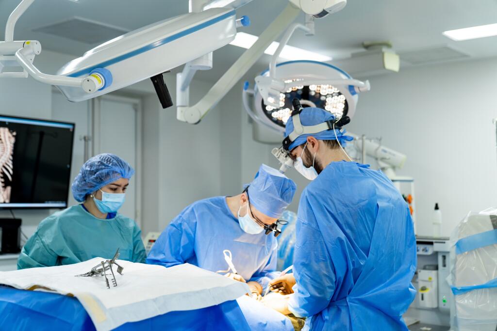 A,Group,Of,Doctors,Performing,Surgery,In,A,Hospital.,Group
