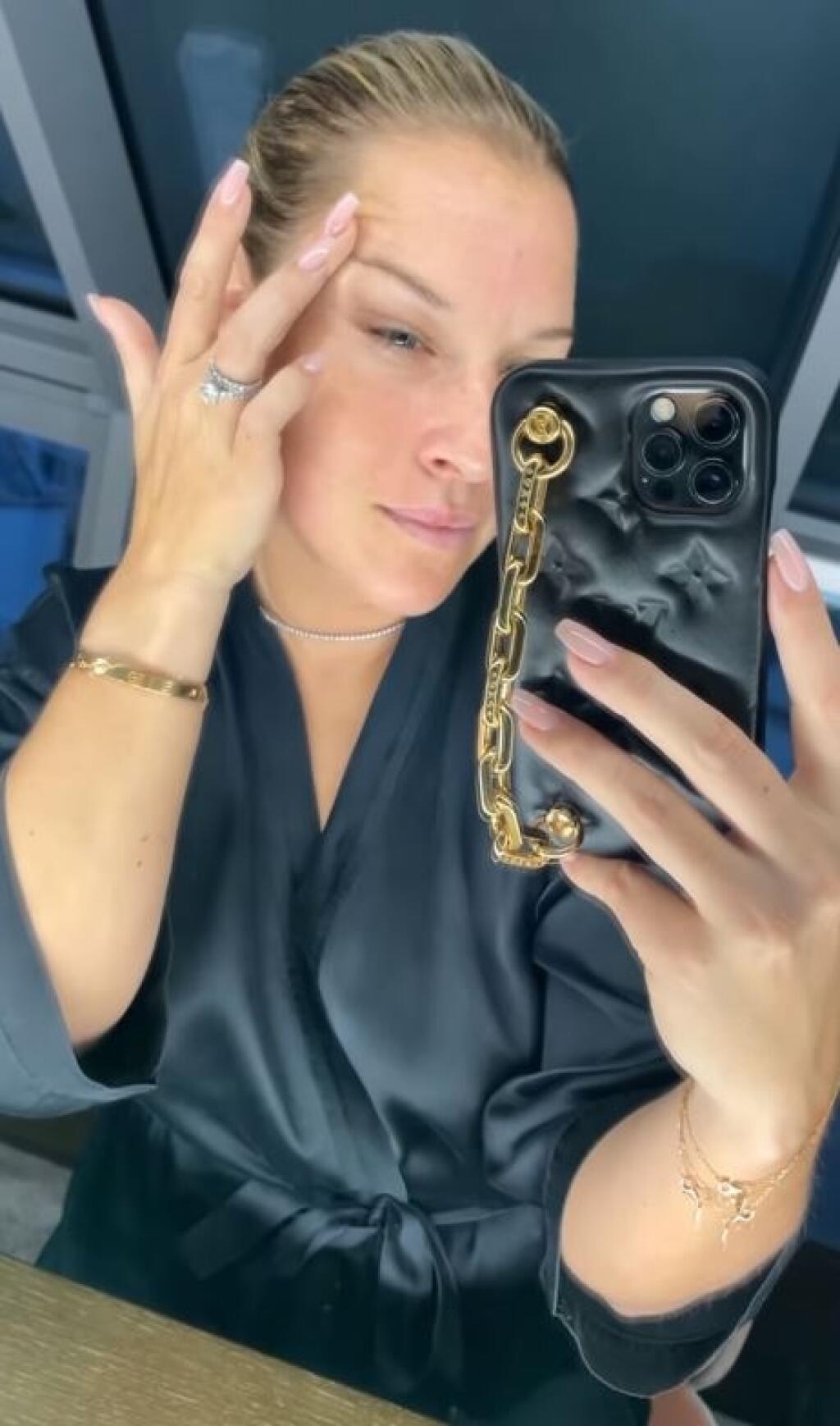 Dominika Cibulková natočila krátke video, ako si dáva do poriadku svoju pleť.