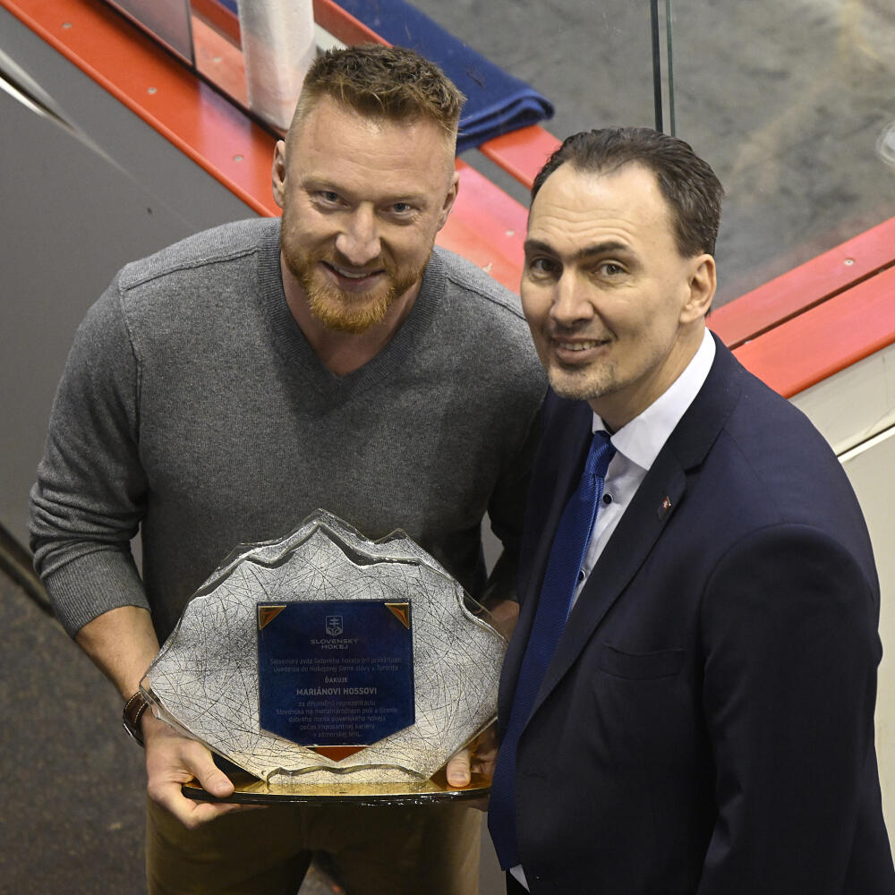 Na snímke sprava prezident SZĽH Miroslav Šatan udelil cenu bývalému hokejistovi Mariánovi Hossovi za prínos pre slovenský hokej pri príležitosti jeho uvedenia do Siene slávy NHL počas prestávky v prípravnom hokejovom zápase pred MS 2022 Slovensko - Česko v sobotu 23. apríla 2022 v Trenčíne. FOTO TASR - Radovan Stoklasa