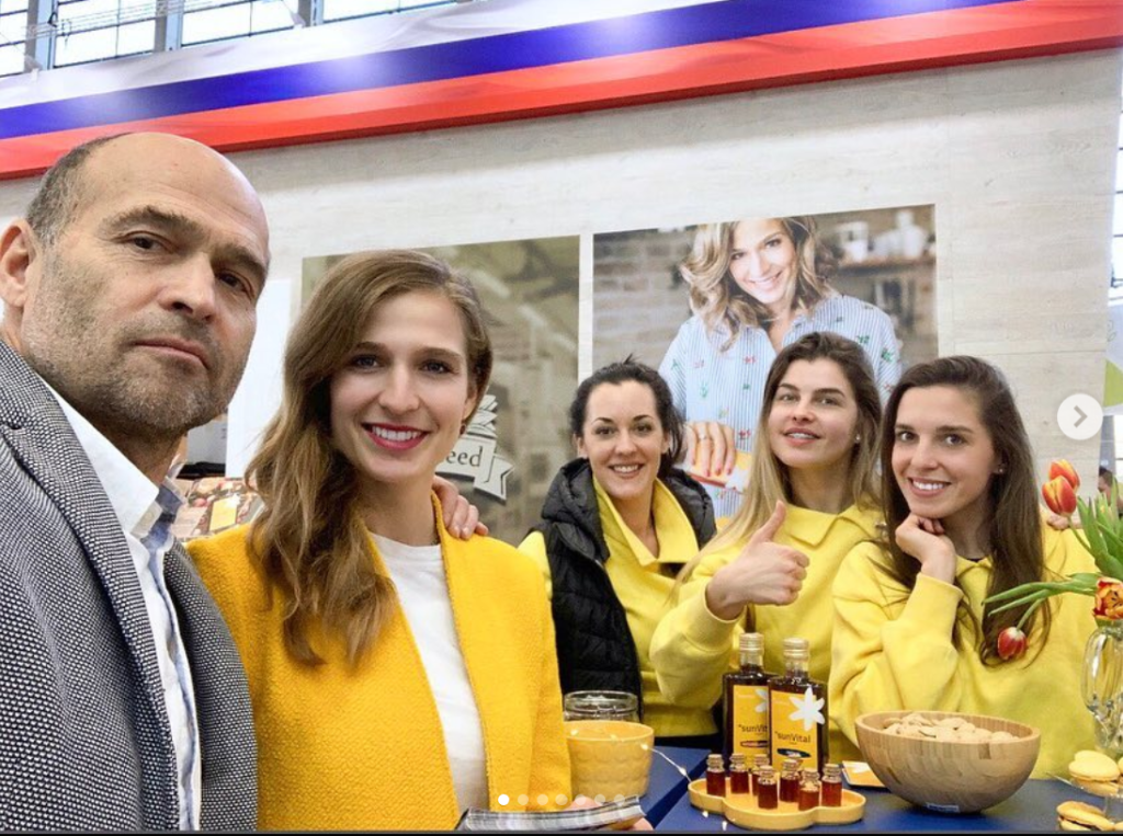 "Snažíme sa to poňať rodinne, podobne ako v Rakúsku, kde to funguje ako family biznis. Poznáme sa dlho, pracuje tu moja spolužiačka, bratova priateľka a ďalší. Nebránime sa však ani nikomu zvonka, veď keď chceme preraziť aj v zahraničí, potrebujeme ľudí aj z danej krajiny," prehovorila Katka o rodinnom biznise.