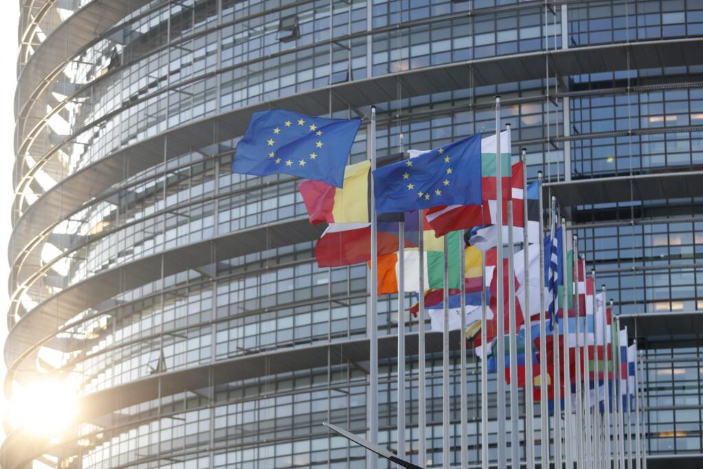 KK39 Štrasburg - Vlajky Európskej únie vejú pred budovou Európkeho parlamentu v Štrasburgu 19. januára 2022. FOTO TASR/AP
European flags are pictured outside the European Parliament Wednesday, Jan. 19, 2022 in Strasbourg, eastern France. (AP Photo/Jean-Francois Badias)