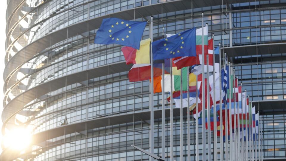 KK39 Štrasburg - Vlajky Európskej únie vejú pred budovou Európkeho parlamentu v Štrasburgu 19. januára 2022. FOTO TASR/AP
European flags are pictured outside the European Parliament Wednesday, Jan. 19, 2022 in Strasbourg, eastern France. (AP Photo/Jean-Francois Badias)