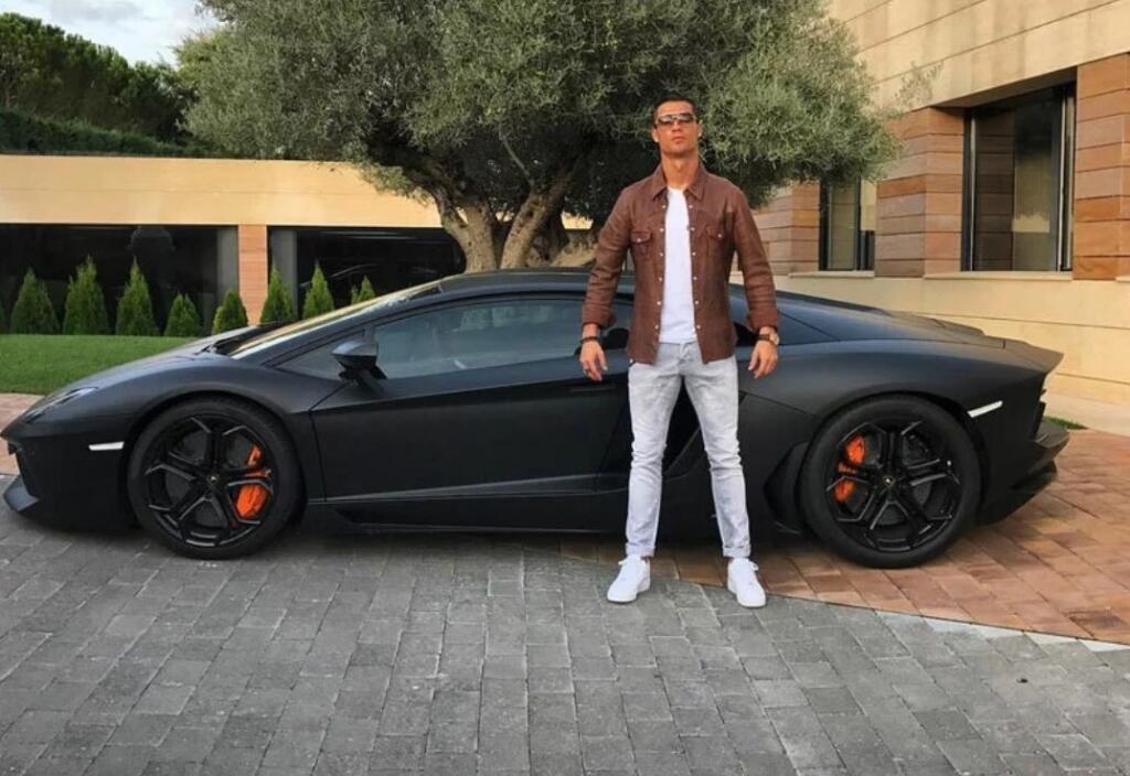 Portugalčan Cristiano Ronaldo utráca nekresťanské peniaze najmä za športové autá.