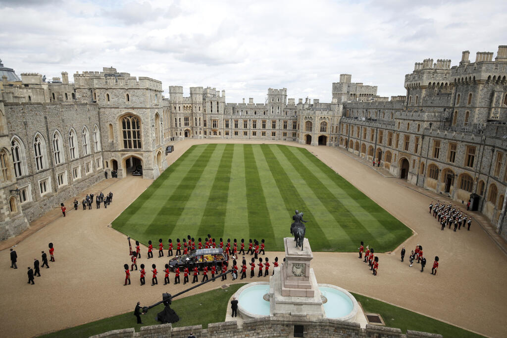 Pohrebný voz preváža rakvu s pozostatkami zosnulej britskej kráľovnej Alžbety II. do Windsorského hradu v pondelok 19. septembra 2022.