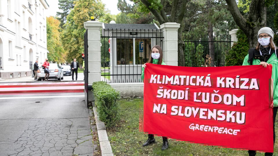 Protest grenpeace pred úradom vlády.