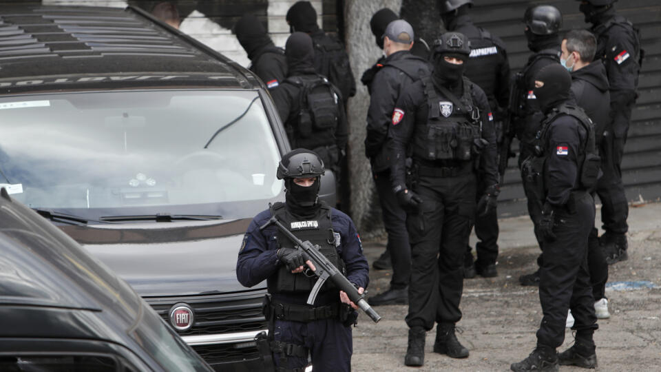 Srbsko: Policajt v Belehrade zastrelil útočníka, ktorý ho zranil kušou

Serbian police officers guard Partizan stadium during a raid, in Belgrade, Serbia, Thursday, Feb. 4, 2021. Serbian police