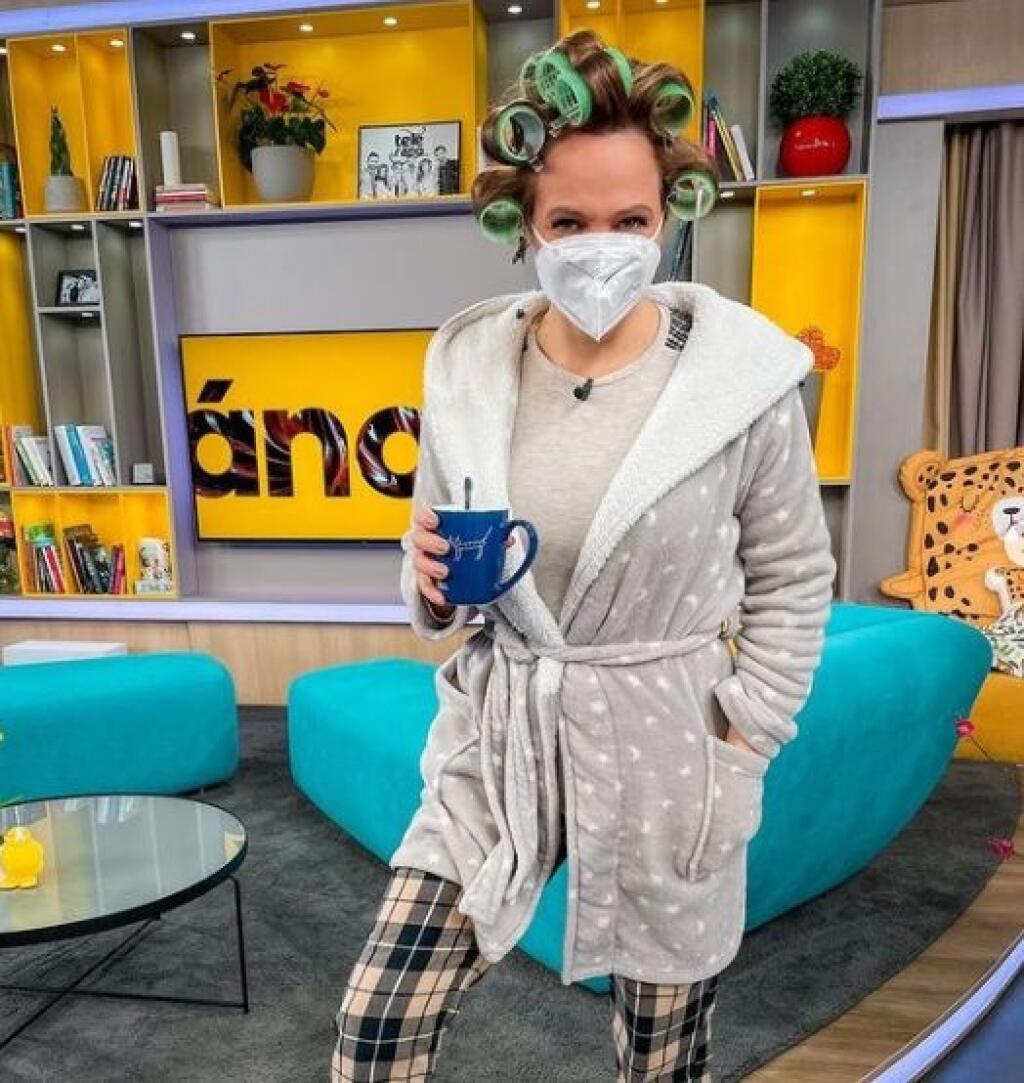 Adriana Poláková moderovala v pyžame a župane.