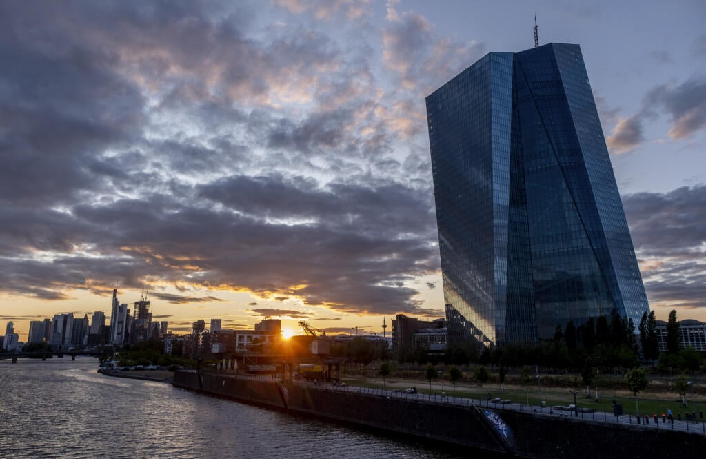 Na snímke východ slnka vedľa budovy Európskej centrálnej banky (ECB) vo Frankfurte nad Mohanom 24. júla 2023.