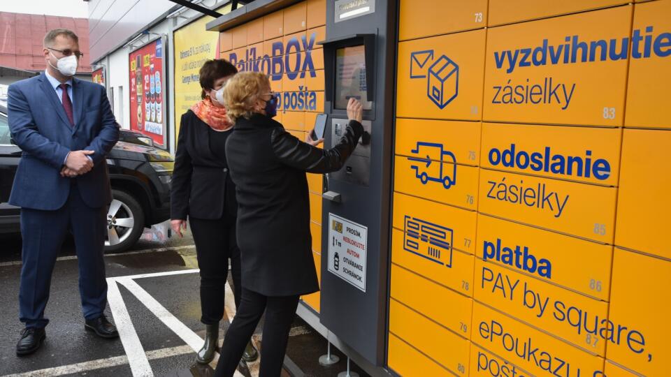 Na Kolpašskej ulici v Banskej Štiavnici vo štvrtok spustili do prevádzky prvý balíkobox v banskoštiavnickom okrese. Slovenská pošta tak rozšírila sieť služieb na pohodlné a jednoduché doručovanie balíkov a balíkových zásielok a na celom Slovensku má už 135 takýchto balíkoboxov. Na snímke primátorka Banskej Štiavnice Nadežda Babiaková (vpravo) a predseda predstavenstva Slovenskej pošty Martin Ľupták (vľavo) počas spustenia balíkoboxu v Banskej Štiavnici 13. mája 2021. EASYFOTO TASR - Lukáš Mužla