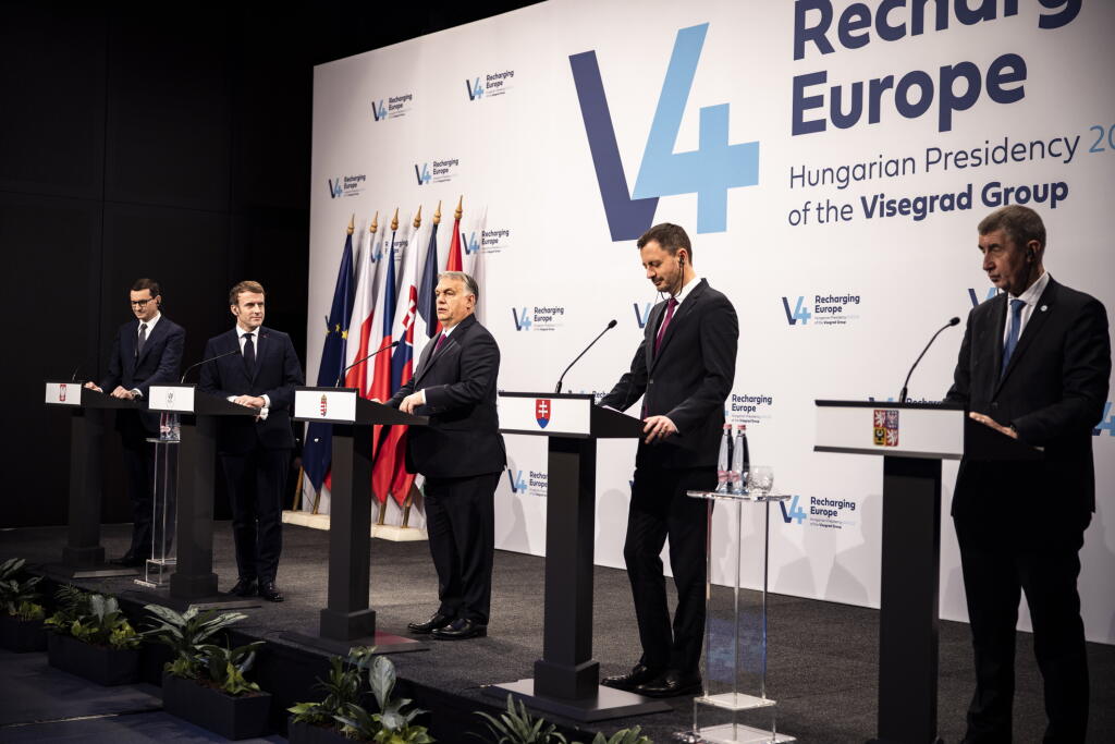 KK55 Budapešť - Na snímke zľava poľský premiér Mateusz Morawiecki, francúzsky prezident Emmanuel Macron, maďarský premiér Viktor Orbán, slovenský premiér Eduard Heger a český premiér Andrej Babiš počas tlačovej konferencie po summite predsedov vlád V4 v Budapešti v pondelok 13. decembra 2021. FOTO TASR/DUNA/MTI-Zoltán Fischer
A handout photo made available by the Hungarian PM's Press Office Poland's Prime Minister Mateusz Morawiecki, French President Emmanuel Macron, Hungarian Prime Minister Vik