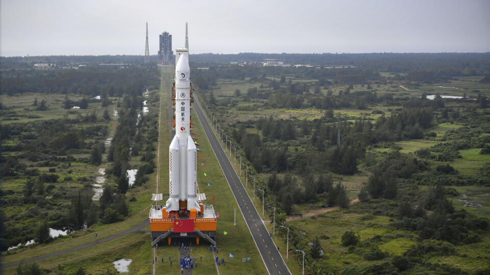 KK24 - Na snímke zo 17. novembra 2020 čínska nosná raketa Long March 5 počas presunu v kozmodróme Wen-čchang, ktorý sa nachádza v juhočínskej provincii Chaj-nan. Čína sa pokúsi po prvý raz od 70. rokov priniesť vzorky hornín z povrchu Mesiaca. Peking dúfa, že bezposádková sonda Čchang-e 5, ktorej štart je naplánovaný na utorok 24. novembra, úspešne odoberie horniny, ktoré majú vedcom pomôcť lepšie pochopiť pôvod a formovanie Mesiaca, uviedla v nedeľu stanica BBC. FOTO TASR/AP
In this Nov. 17, 2