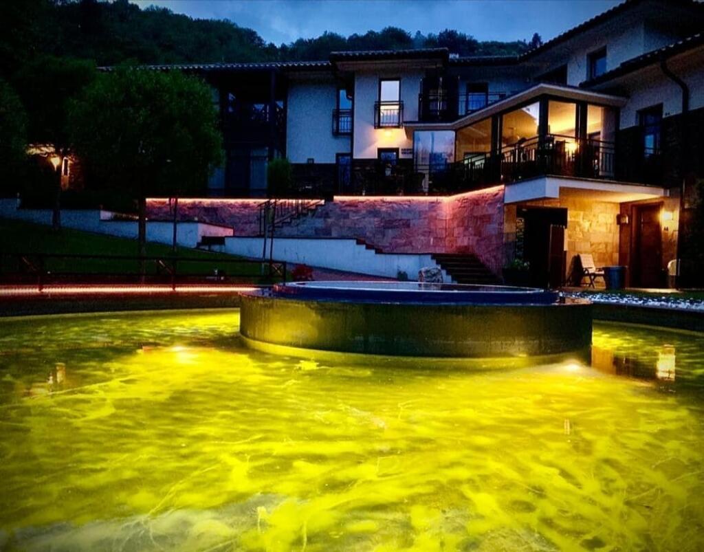 V nádhernom prostredí pod lesom sa môžete nechať rozmaznávať vo vyhrievanej jacuzzi, alebo si len tak užívať masáž tela vodnými tryskami.