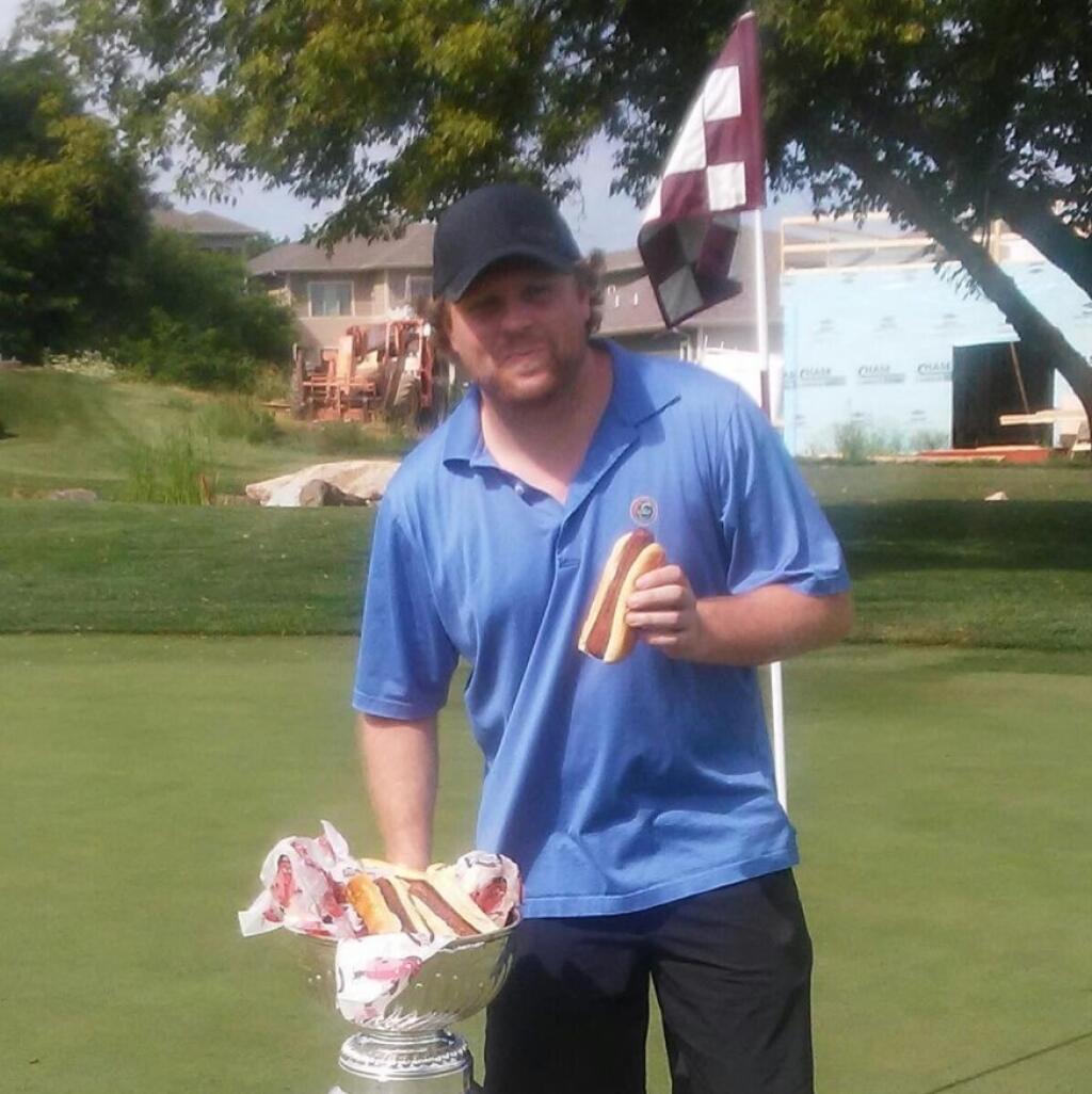 Phil Kessel v sebe nezaprel Američana. Skvelý útočník si doprial zo Stanley Cupu hot-dogy.