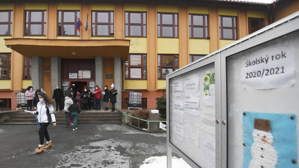 V Košiciach sa od pondelka školy neotvorili. Na snímke otvorená základná škola v Družstevnej pri Hornáde v okrese Košice – okolie 8. februára 2021. FOTO TASR – František Iván