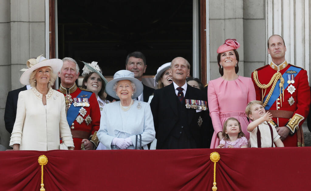 KK22 Londýn - Na archívnej snímke zo 17. júna 2017 členovia kráľovskej rodiny zľava vojvodkyňa z Cornwallu Camilla, jej manžel princ Charles, princezná Eugenia, kráľovná Alžbeta II., v pozadí Timothy Laurence, princezná Beatrice, princ Philip, vojvodkyňa z Cambridgea Kate, princezná Charlotte, princ George a princ William sledujú leteckú šou z balkóna Buckinghamského paláca po tradičnej vojenskej prehliadke na počesť 91. narodenín britskej kráľovnej Alžbety II. v Londýne. Britská kráľovná v dôs
